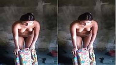 Today Exclusive - Sexy Desi Bhabhi Captured Bathing…