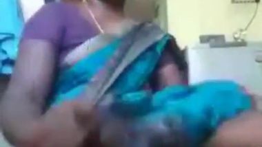 Indian aunty shows what she has got under sari in homemade XXX video