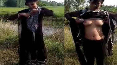 Desi woman went outdoors to perform amateur XXX striptease on camera