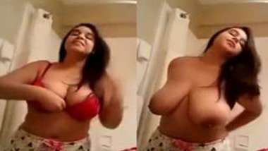 Indian girlfriend quickly set camera on to film XXX body stripped
