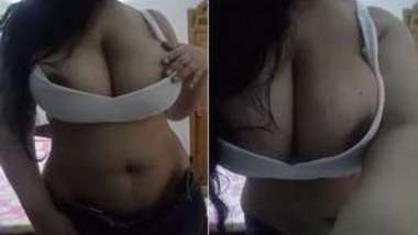 Desi girl offers fans to watch XXX nipples on big titties online
