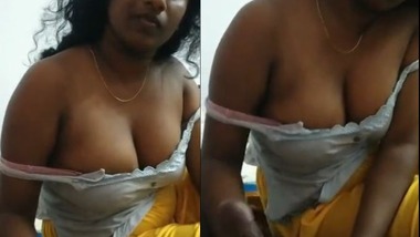 Dusky Tamil girl giving handjob