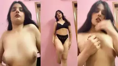 Indian nude girl shows her hot and sexy body on camera